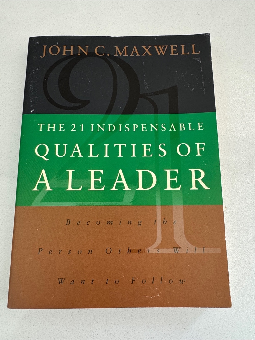 John C. Maxwell The 21 Indispensable Qualities of a Leader - paperback